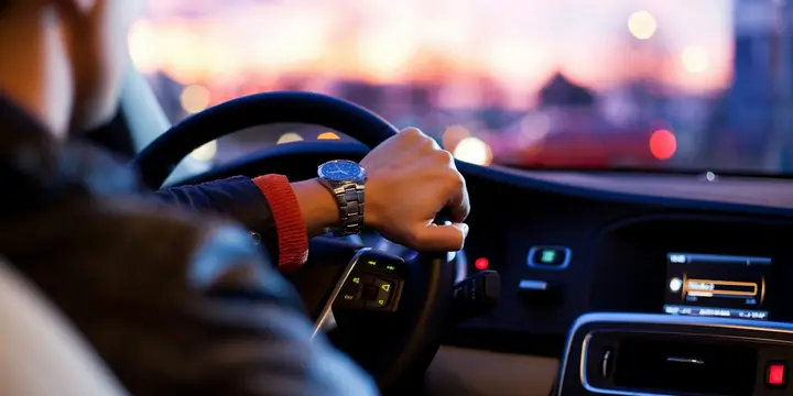 Conducteur au volant d’une voiture