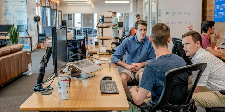 Équipe au travail dans un bureau