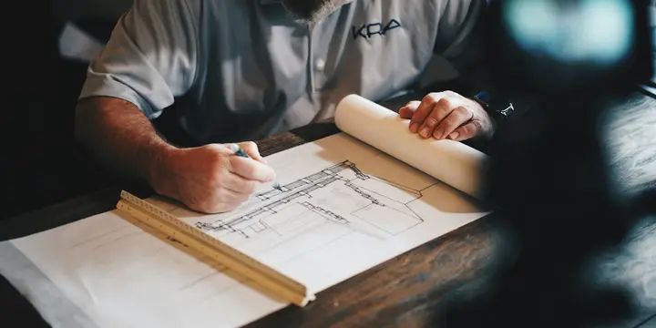 Plans de rénovation sur un bureau